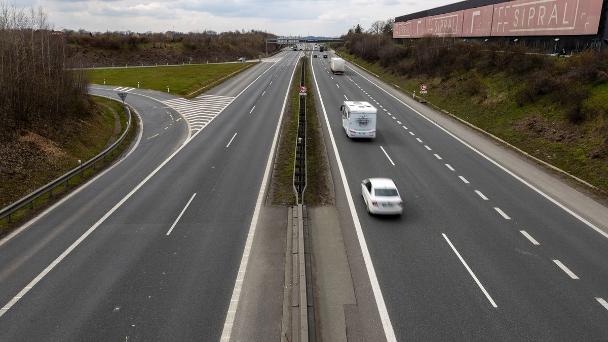 Na vytížené české dálnici automaticky fotí každé auto. Víme proč a kam data putují
