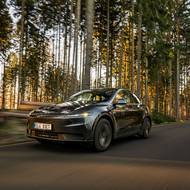 Teslu Model Y Standard (šedá)