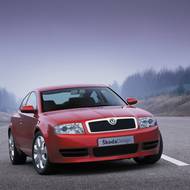 Škoda Tudor je známá pro svůj rudý lak, původně však měla mít šedohnědou metalízu.