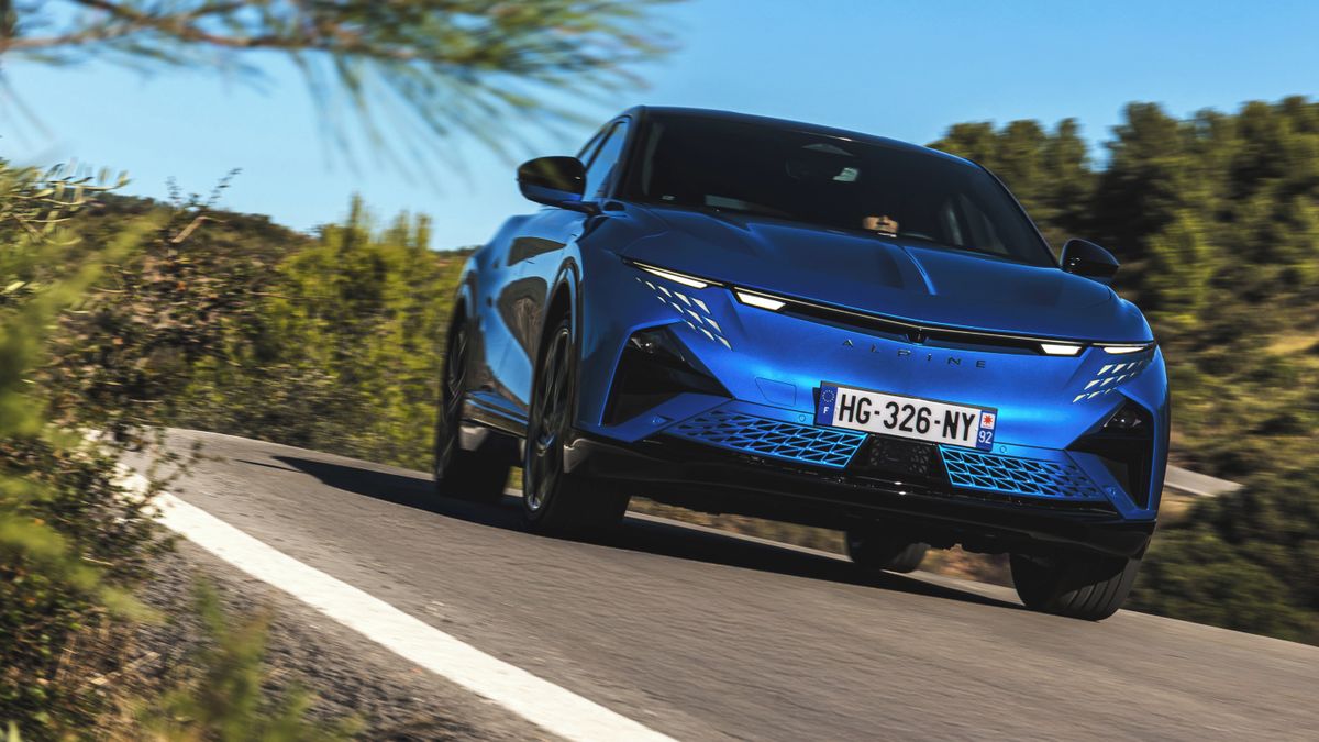 Tři motory a 400 koní! Novinka slavné sportovní značky přijíždí na český trh. Nebude pro každého