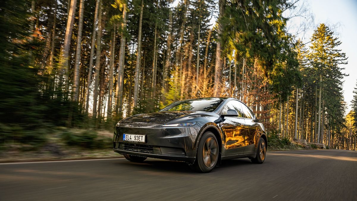 Definitivní ústup Tesly? Americkému výrobci loni klesl prodej v EU o 38 procent, čínský rival BYD prodej ztrojnásobil