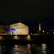 Noční projížďka po řece Seina na lodi.