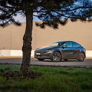 Teslu Model Y Standard (šedá)