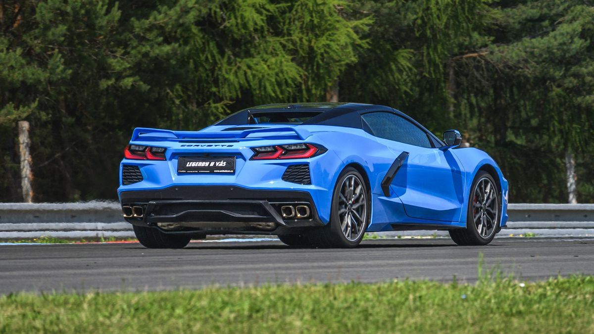 Osmá generace Chevroletu Corvette je revoluce. Odlišné je skoro všechno, jezdí díky tomu líp?