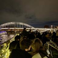 Noční projížďka po řece Seina na lodi.