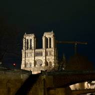 Noční projížďka po řece Seina na lodi.