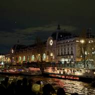 Noční projížďka po řece Seina na lodi.