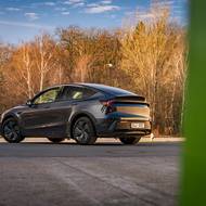 Teslu Model Y Standard (šedá)