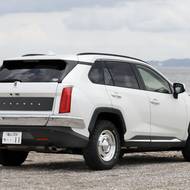 Mitsuoka Buddy je ve skutečně zásadně přepracovaná Toyota RAV4.