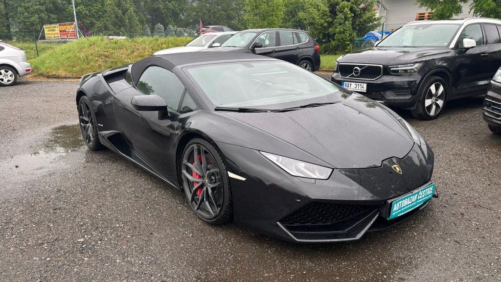 Karlos Vémola se podle všeho zbavuje svého luxusního auta. Moc dlouho si ho neužil…