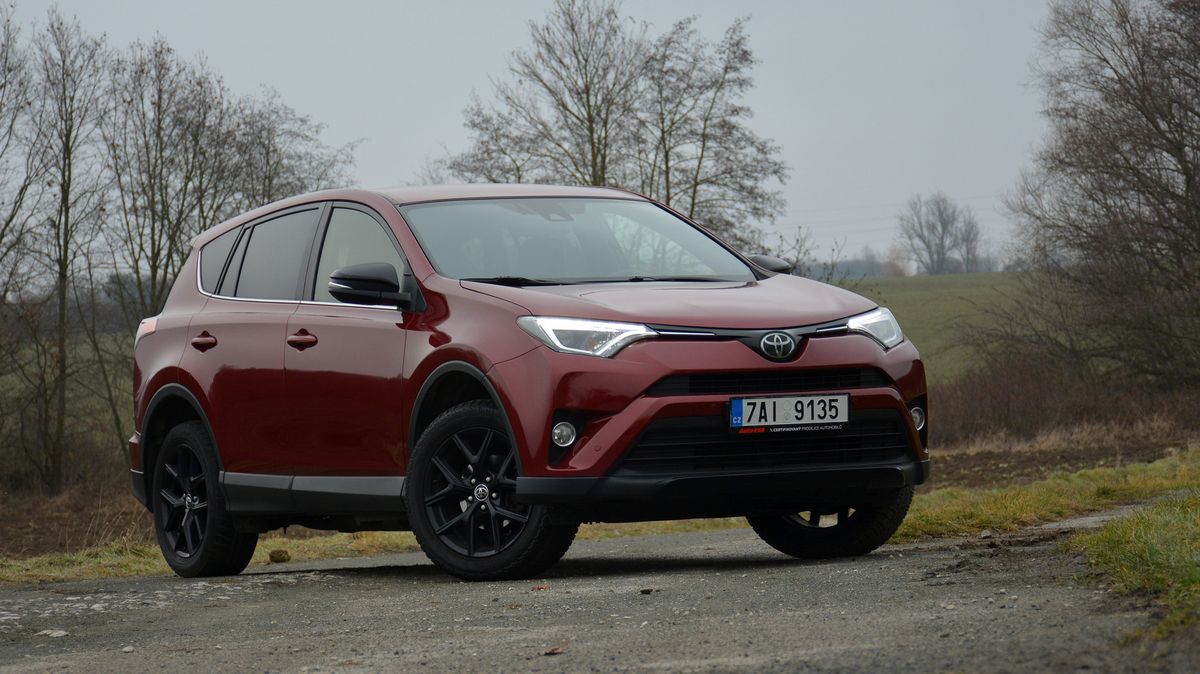 Na naftu zapomenete: Benzinová Toyota RAV4 sice žere víc, ale jednoduchá technika má minimum rizik