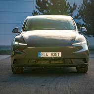 Teslu Model Y Standard (šedá)