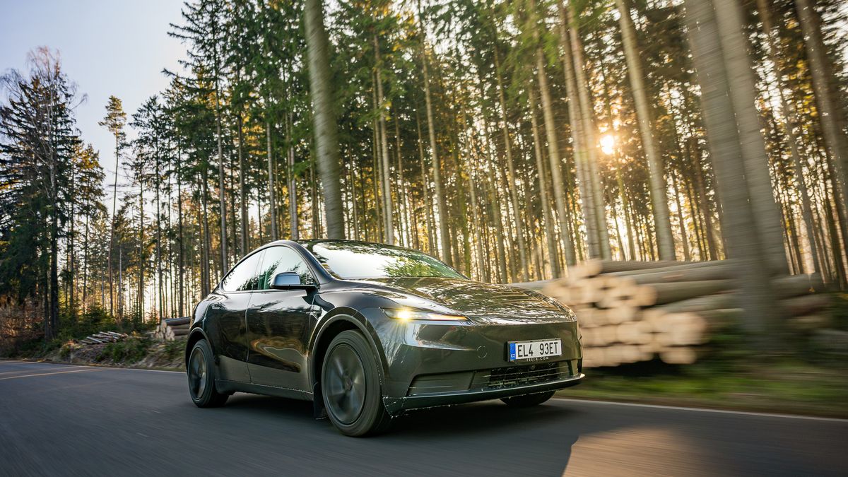 Je to definitivní. Tesla přišla o pozici nejprodávanější značky elektromobilů, předstihla ji čínská konkurence. O hodně