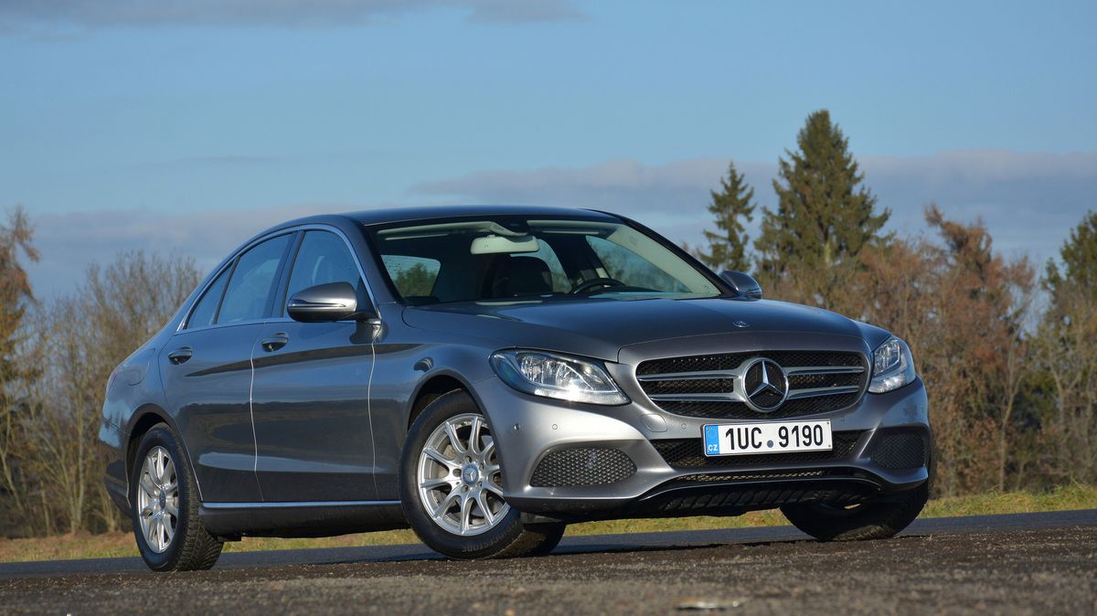 Ojetý Mercedes-Benz C 180 s benzinovým motorem ukazuje, že se nemusíte bát ani prémiovky