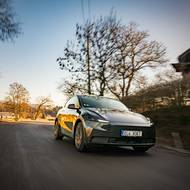 Teslu Model Y Standard (šedá)