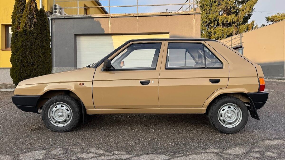 Na prodej je takřka nová Škoda Favorit. Cena je divoká, nájezd neuvěřitelný, odjet s ní po ose nebezpečné