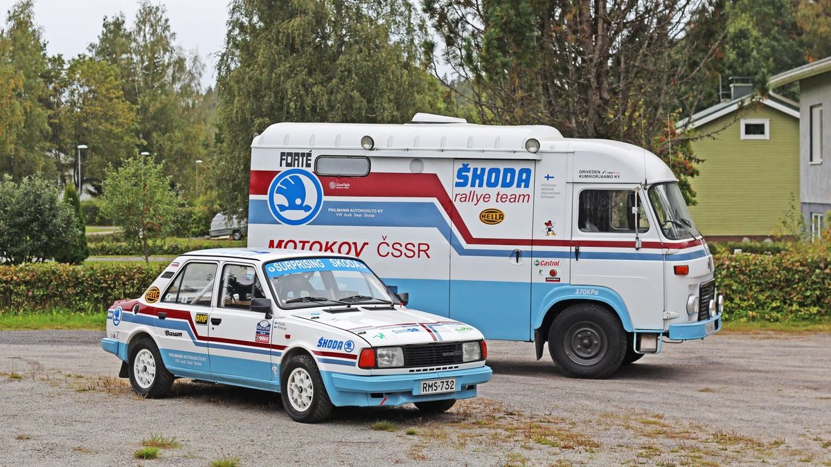 K mání je úžasná československá závodní nostalgie: Klasická závodní škodovka se servisní avií vás vrátí do světa rallye 80. let