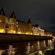 Noční projížďka po řece Seina na lodi.