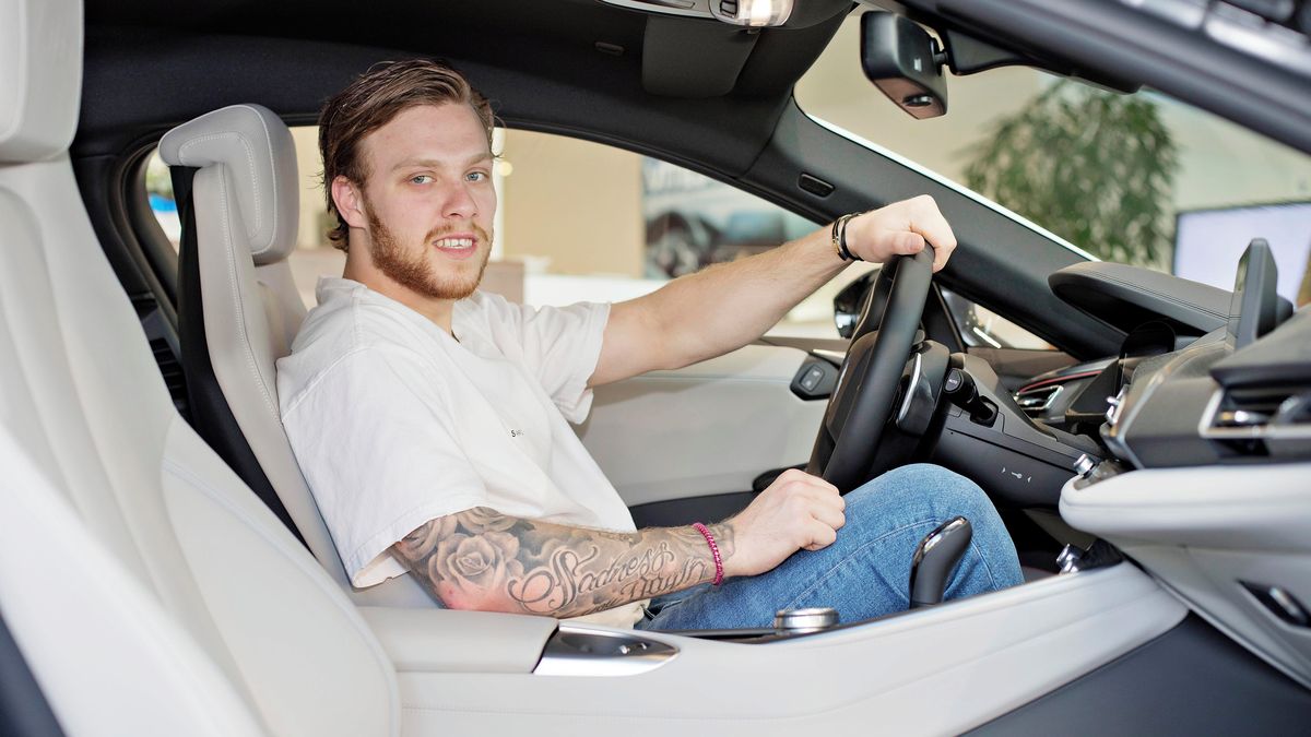 Hvězdný David Pastrňák a auta: Má rád pořádné motory, porsche mu nabourali, svůj nový vůz daroval