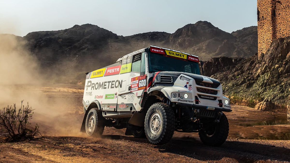 Macík vyděsil fanoušky srážkou s jiným závodním autem. Jeho děsí kameny