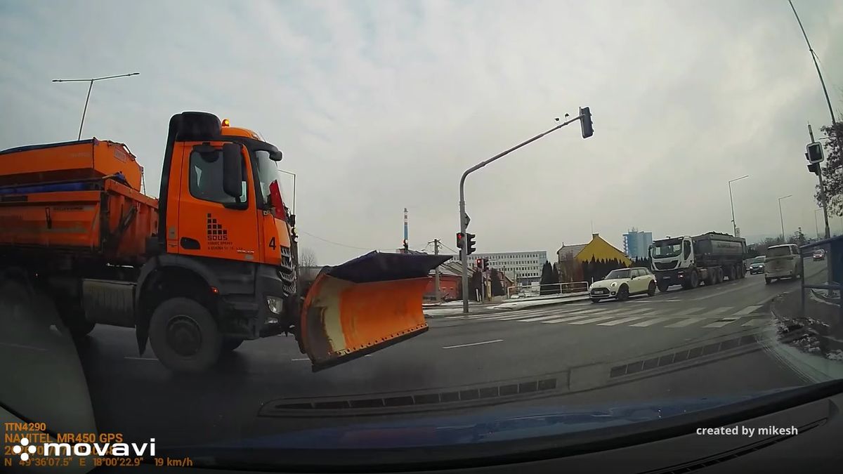 Video, které rozdělilo český internet: Silničář pod majáky neměl dát přednost neslyšícímu písničkáři. Případ jsme rozsekli