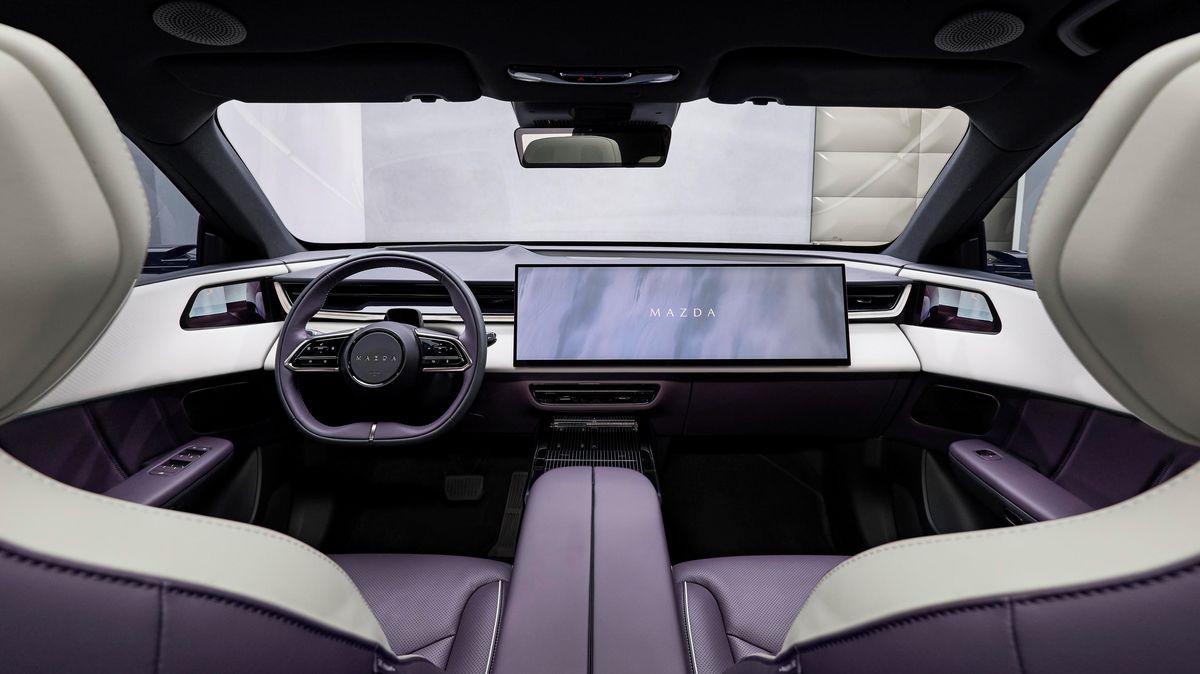 Už i automobilka vyhlášená řidičskými interiéry namontovala dopředu obrovské kino, prý se to nevylučuje. Posuďte sami