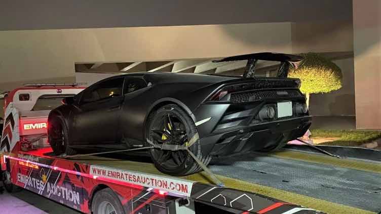 Hlučné a upravené auto? U nás pokuta k smíchu, jinde ale takové auto z fleku zabaví