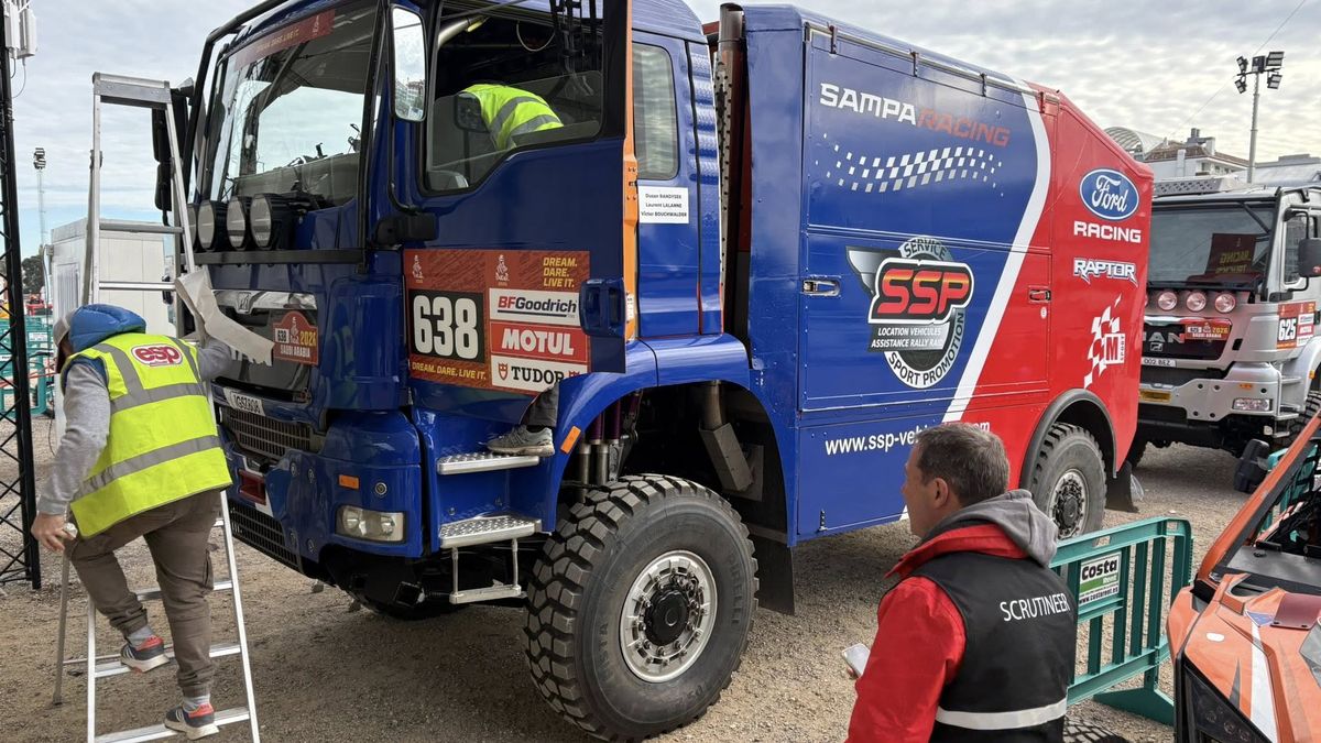 Těžká nehoda na Dakaru: Dušan Randýsek havaroval s asistenčním kamionem s náhradními díly pro Ford