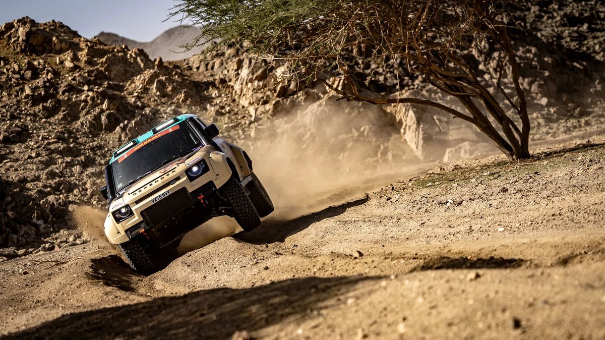 Defender, kam se podíváš! Land Rover to s Dakarem myslí vážně, napumpoval sem spoustu peněz