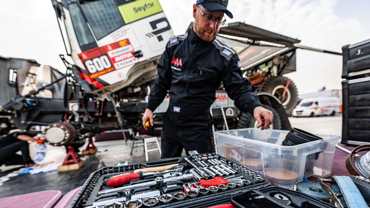 Neopěvovaní hrdinové: Den mechanika na Dakaru je podobně brutální jako u závodníků