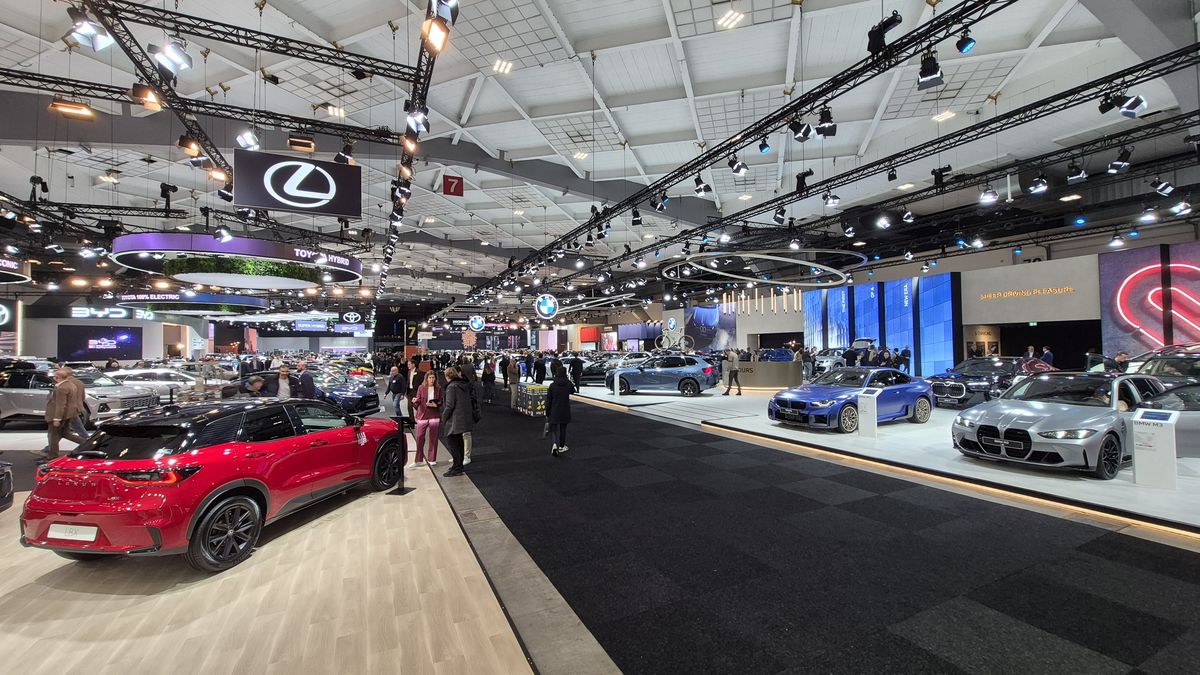 Autosalon jako řemen! Brusel ukázal, že auta lidi pořád zajímají
