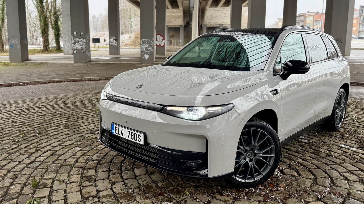 Prodlužovač dojezdu jako náhrada za naftu? Vyrazili jsme elektromobilem na benzin do Bruselu