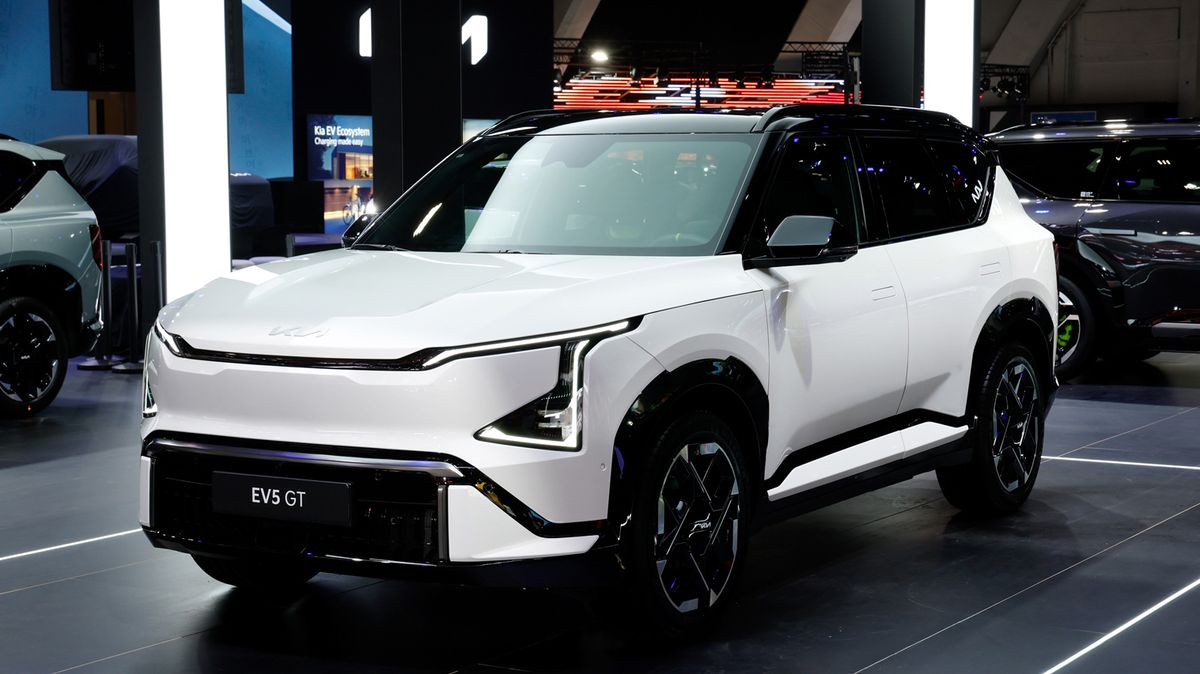 Kia si doplnila postupku výkonných GT verzí, představila hned tři najednou