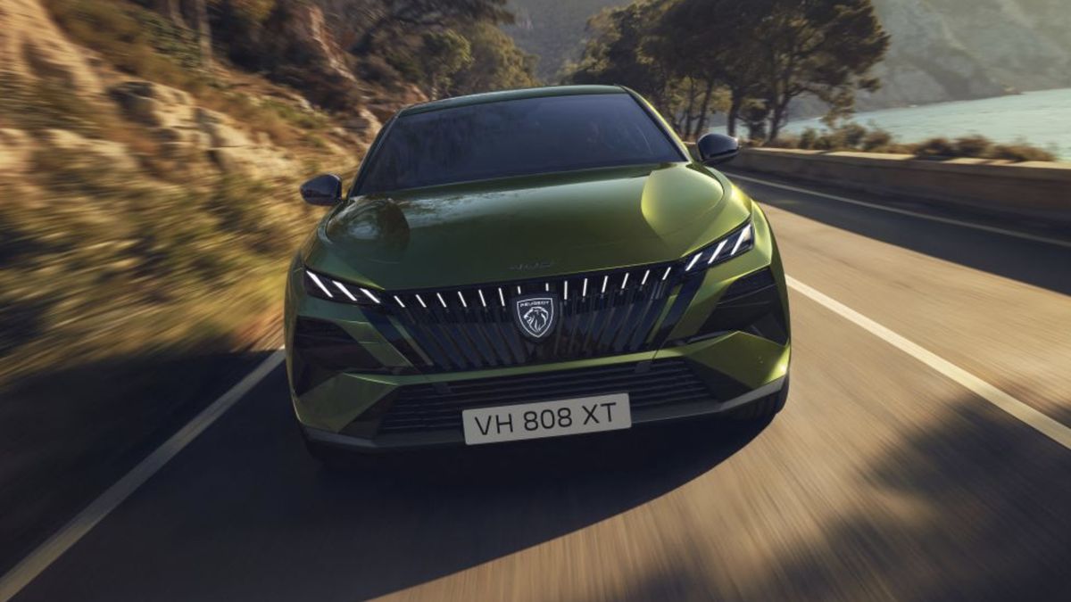 Peugeot omladil stylovou 408. Na slunci mění barvu, dojede dál a nechybí pro Čechy zajímavý pohon