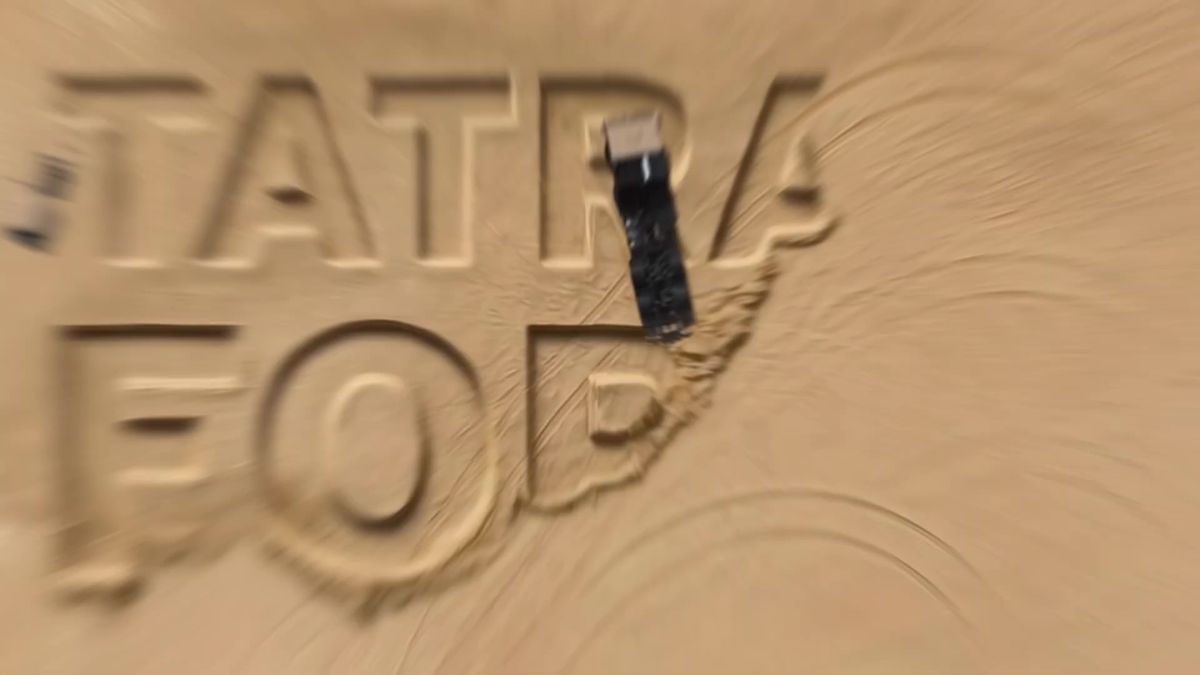 Podívejte se, jak české Tatrovky řádí v poušti a ukazují, co všechno dovedou. Je to luxusní podívaná!