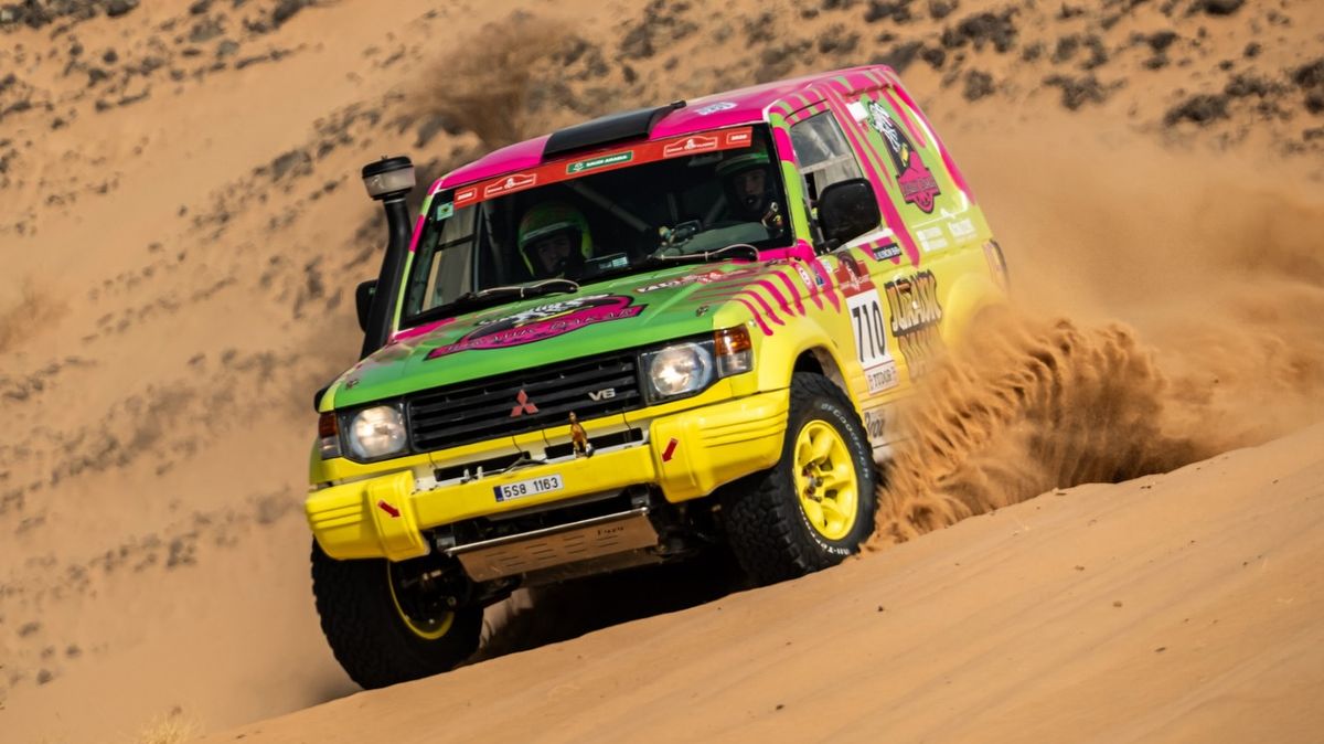 Ondřej Klymčiw se i bez Škodovky blíží na Dakarskou bednu. Rychlejší závod však rozbíjí i nerozbitná auta