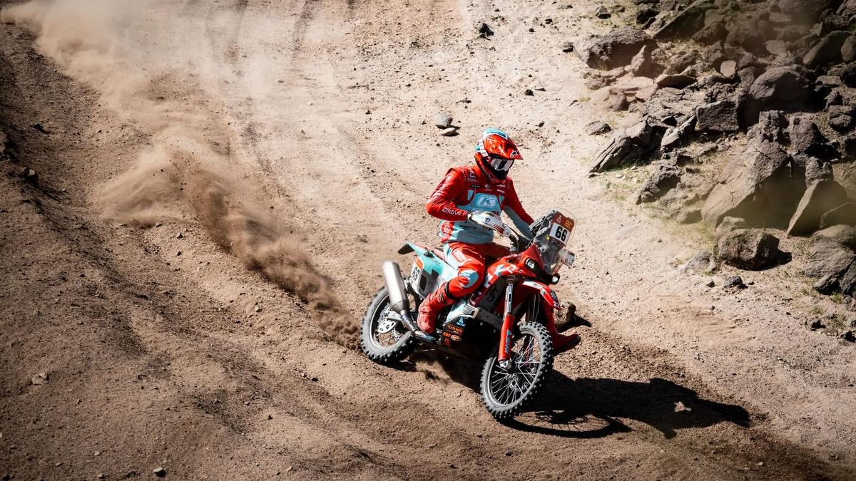 Silný příběh z Dakaru hned na začátku: Vyčerpaný a zpocený… Motorkář opravoval a pak tlačil motorku do cíle. Dva a půl kilometru!