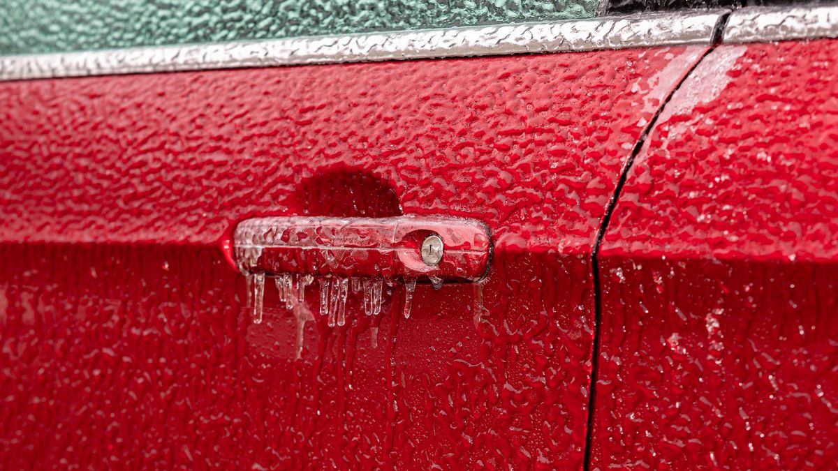 Jak na zamrzlý zámek, víčko nádrže a kliky v autě: S teplou vodou opatrně!