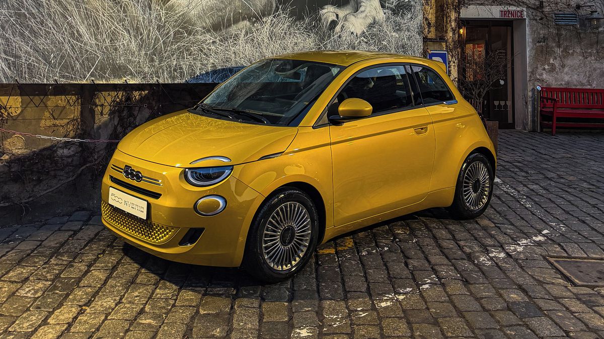 Fiat 500 se spalovacím motorem je v Česku! Roztomilost na kolech konečně startuje na konkurenceschopných penězích