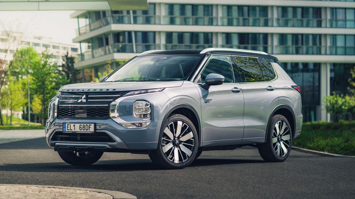 Mitsubishi výrazně zlevnilo svoje vlajkové SUV. Outlander nyní pořídíte s obří slevou a velkorysou zárukou k tomu