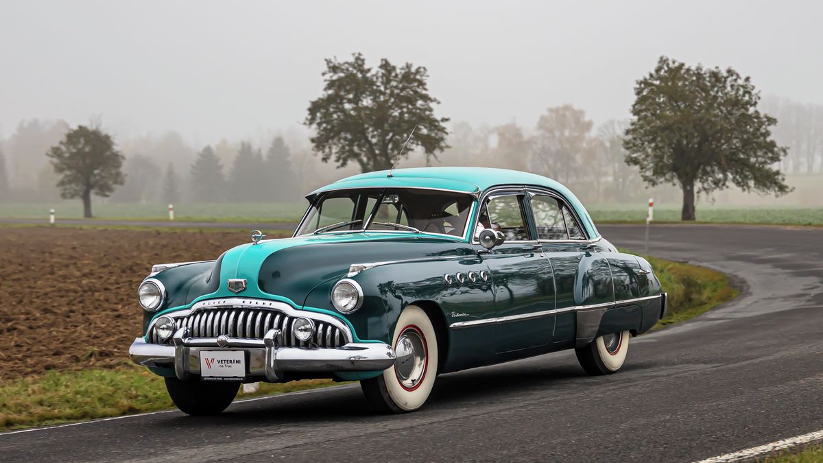 Blyštivý chrom, obrovský motor a pocit vládce silnice: Buick Eight Roadmaster dokazuje, že i s Amerikami 40. let se jezdí skvěle