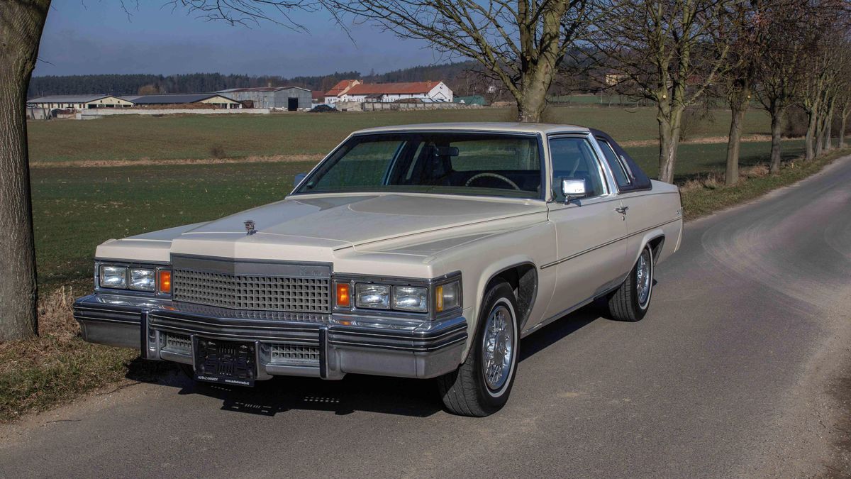 Americký elegán Cadillac Coupe de Ville z konce sedmdesátek je možná poslední opravdová pravá amerika s gigantickým motorem