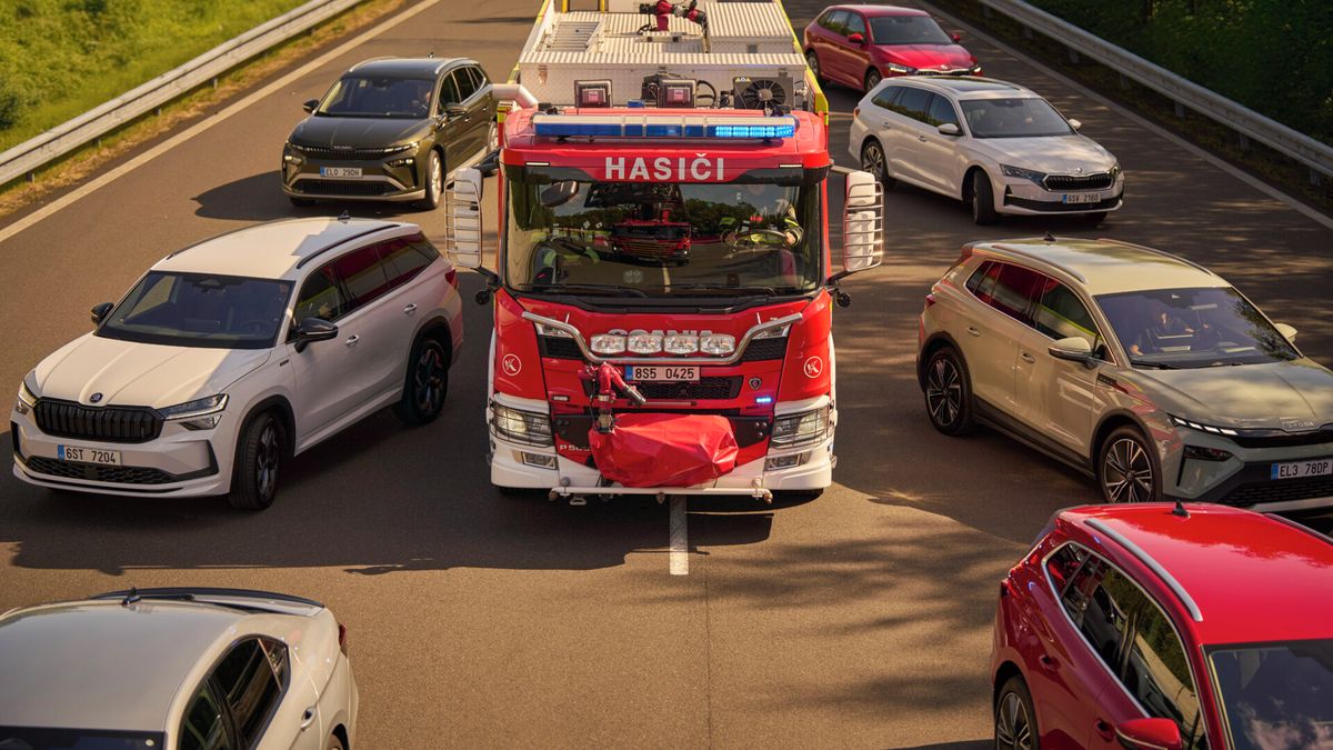 Škodovky se naučily užitečný nový fígl: Upozorní vás na modré majáky ještě předtím, než je uvidíte