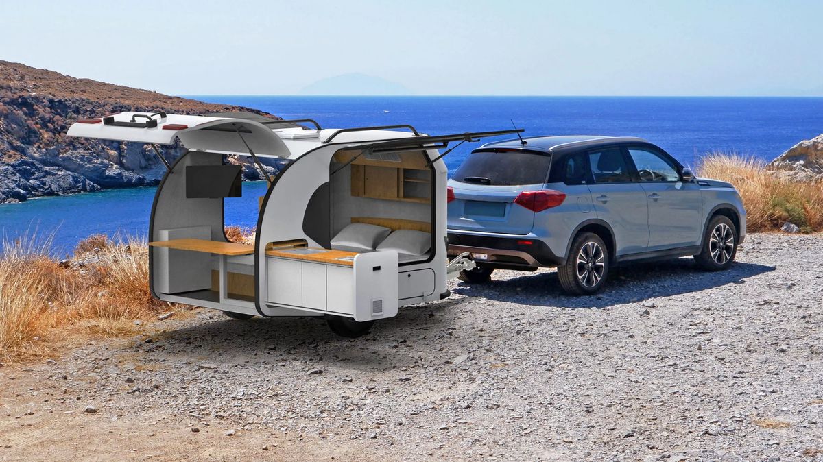 V tomhle jednoduchém a levném obytném přívěsu se uvelebí dva dospělí a pes. A odtáhnete ho i Fabií