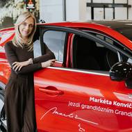 Markéta Konvičková a Mitsubishi Grandis