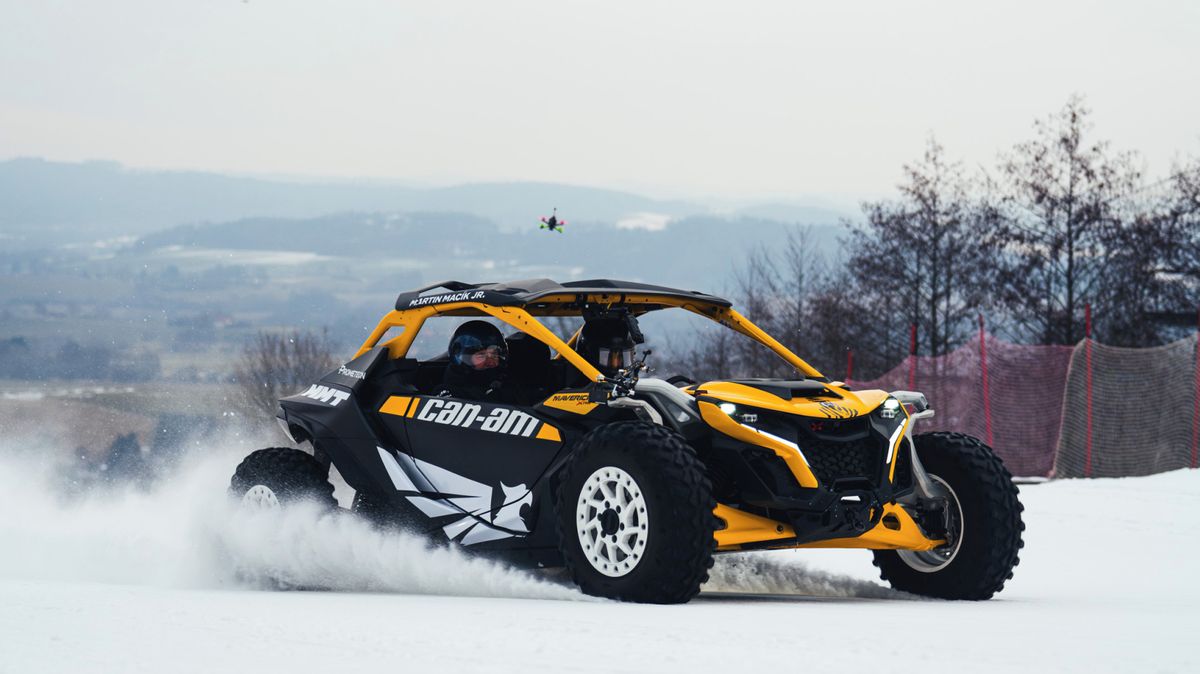 Když místo lyžování máte radši smyky a skoky: Martin Macík vyrazil na sjezdovku s buginou