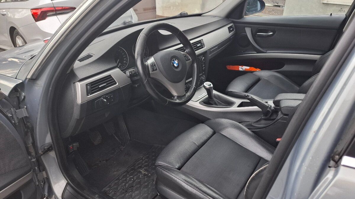 K mání je auto po jedné z hvězd seriálu Metoda Markovič. Není moc drahé a ještě se v něm hezky svezete