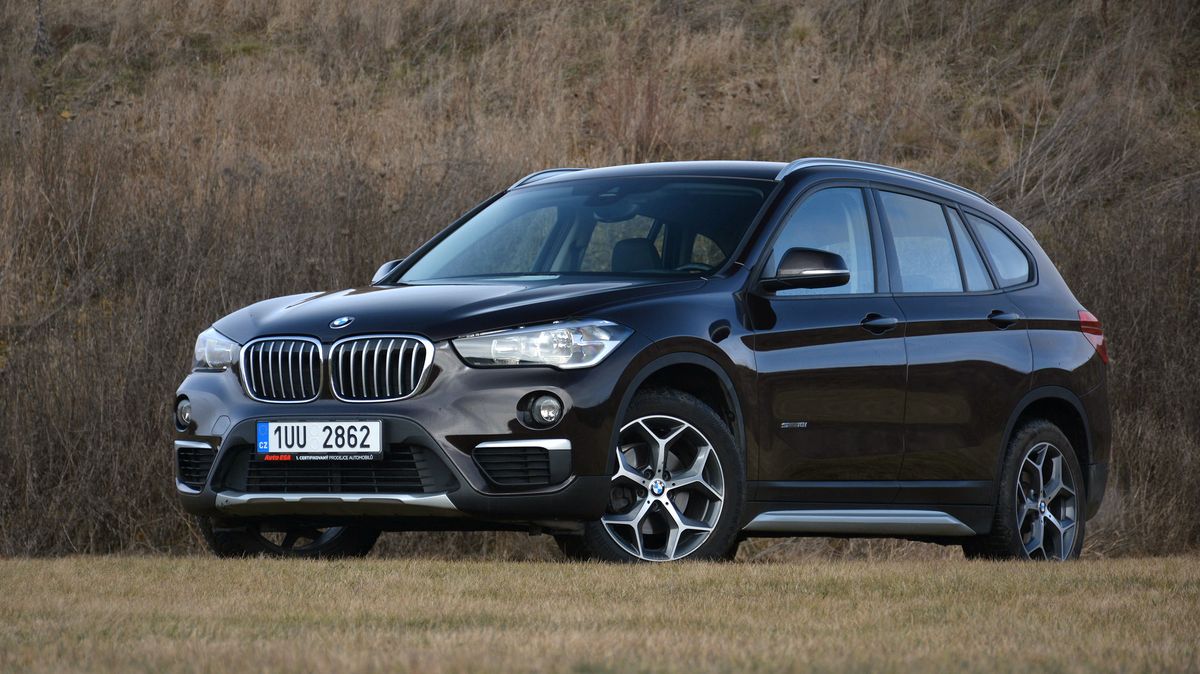 Ojeté BMW X1 je prémiovka za normální peníze. Jako typický bavorák sice nejezdí, ale vadí to vůbec někomu?