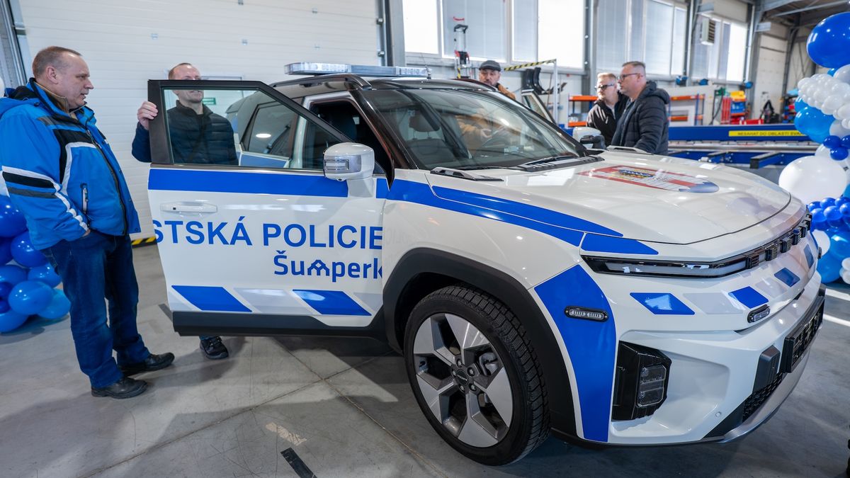 Elektromobily a modré majáky? Do ostré služby přibývají další nováčci. Co na to hasiči?