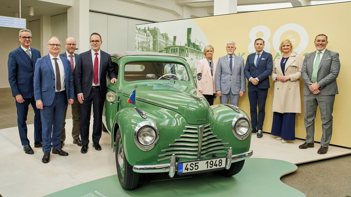 Motoristé mají mít na výběr, prohlásil Petr Pavel při návštěvě Škoda Auto